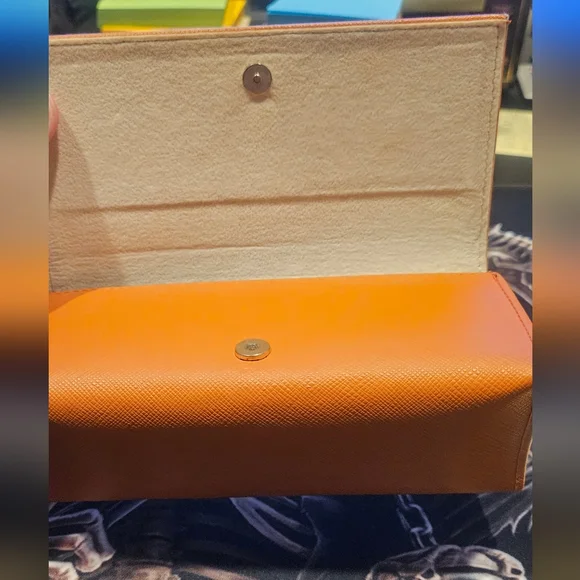 Used in good condition Tori Burch Glasses Case - Picture 2 of 6